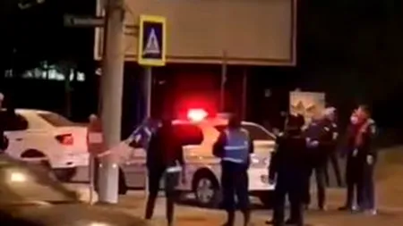 VIDEO. Un bărbat s-a urcat pe un stâlp în fața Palatului Cotroceni. A amenințat că se aruncă dacă nu vine Klaus Iohannis