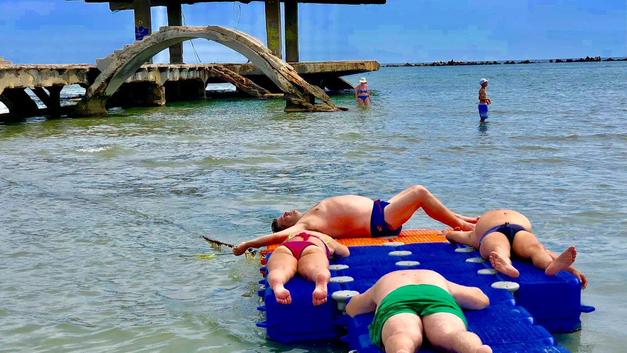Să râzi sau să plângi? Suntem fără scăpare! Plaja pentru persoane cu dizabilități din Mamaia, OCUPATĂ de TURIȘTII DE OCAZIE. 