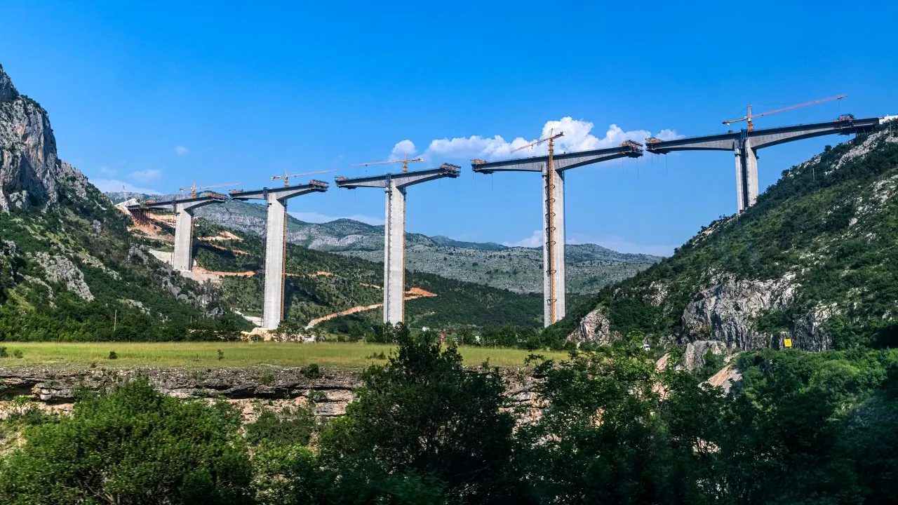 Țara din Balcani care riscă să intre în faliment din cauza unei autostrăzi finanțate cu bani împrumutați de la China. Autoritățile cer ajutorul UE