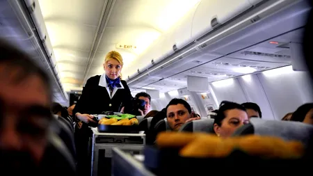 De ce nu ar trebui să bei niciodată cafea în avion. Dezvăluirile unei stewardese scot la iveală un detaliu grețos