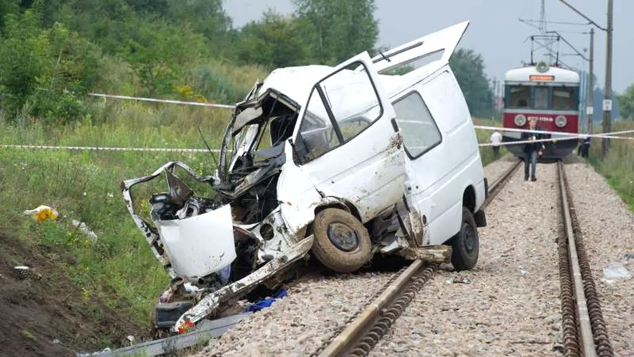 Opt morți și doi răniți în Polonia, după ce un tren a lovit un microbuz 