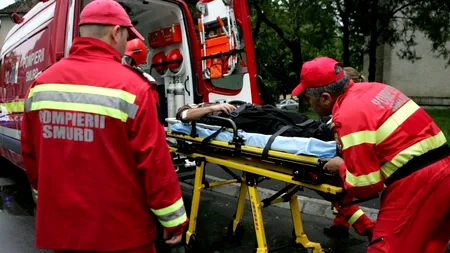 Un autocar cu 24 de pasageri a derapat și a ajuns într-un șanț. Două persoane au fost rănite