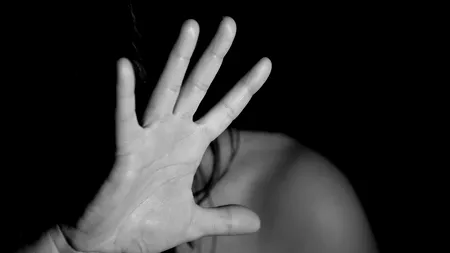 O femeie a fost BĂTUTĂ de soț, în timpul unui zbor cu avionul. Autoritățile l-au arestat pe bărbatul violent