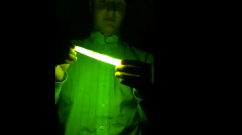 Ce se întâmplă când pui un tub fluorescent în cuptorul cu microunde. Circa un milion de oameni au văzut înregistrarea