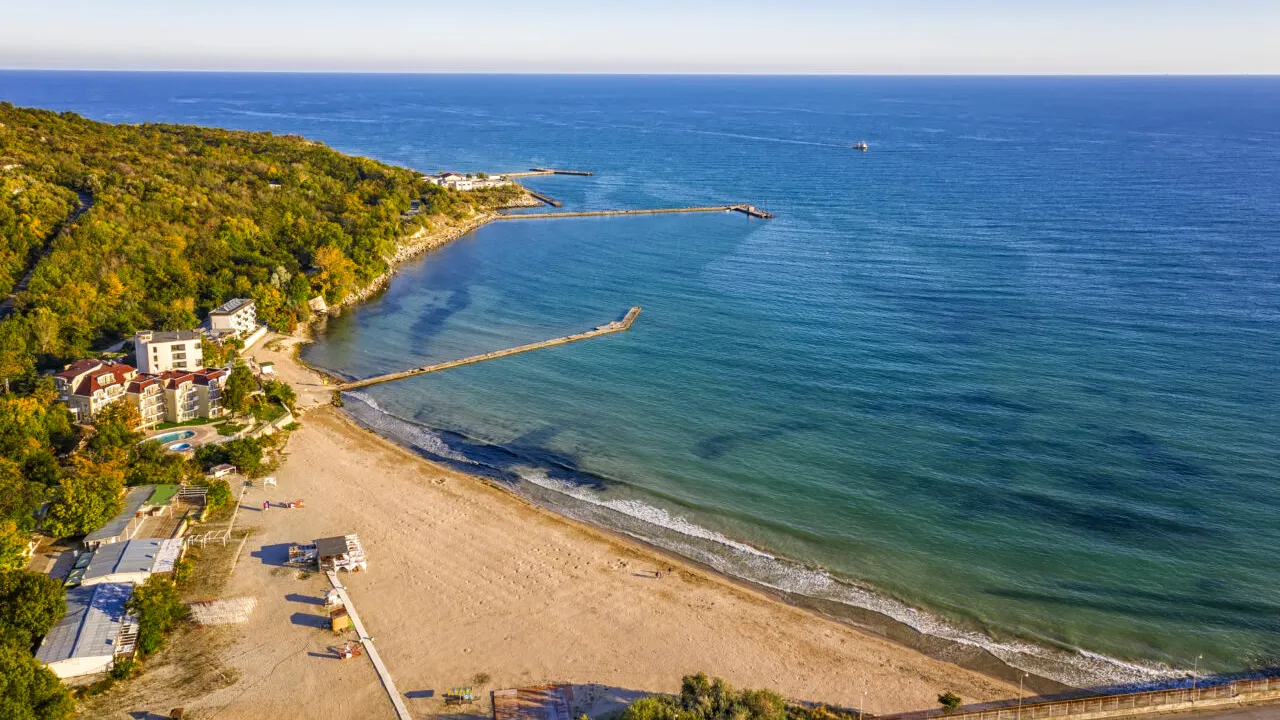 Stațiunea aflată la 50 km de România, cu deschidere la Marea Neagră, ideală pentru un weekend prelungit! Turiștii vin aici ca să scape de aglomerație