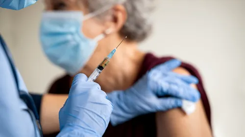 Oamenii de știință avertizează: Strategia de vaccinare trebuie regândită