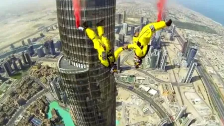 Doi francezi au sărit cu parașuta de pe cea mai înaltă clădire din lume, Burj Khalifa. „Mi-a crescut adrenalina doar uitându-mă la videoclip!