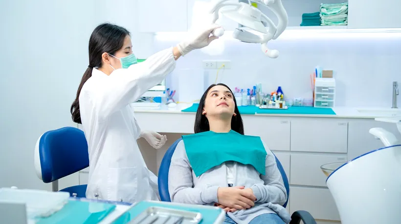 Dentistul de coșmar. Un stomatolog francez a smuls 3.900 de dinți sănătoși de la pacienți pe care i-a înlocuit cu proteze de Hollywood