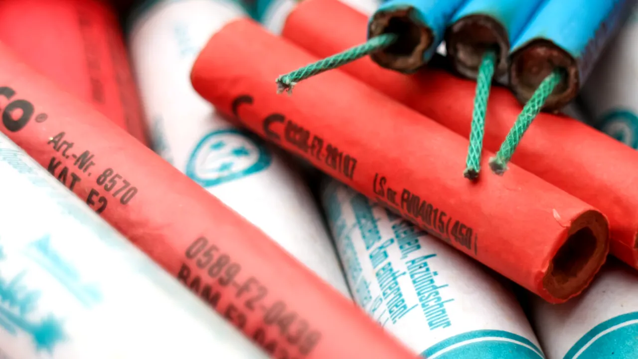 Președintele Nicușor Dan a promulgat LEGEA care interzice vânzarea articolelor pirotehnice către minori