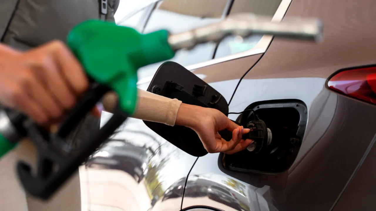 Prețuri record la benzină în Europa. Care sunt țările cu cele mai mari scumpiri la carburanți și cum se explică aceste creșteri rapide la pompă