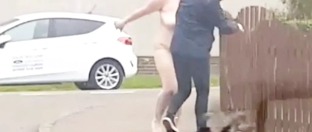 Gest șocant: Se îndrepta cu taxiul spre casă când, deodată, s-a trezit cu o femeie dezbrăcată pe capotă - FOTO / VIDEO 