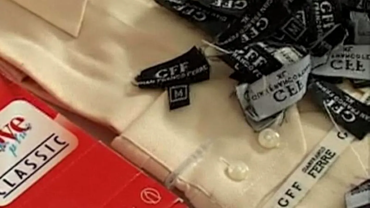 Prezervative, țigări și pastile pentru potență la expoziția de PRODUSE CONTRAFĂCUTE de la Palatul de Justiție. VIDEO și GALERIE FOTO