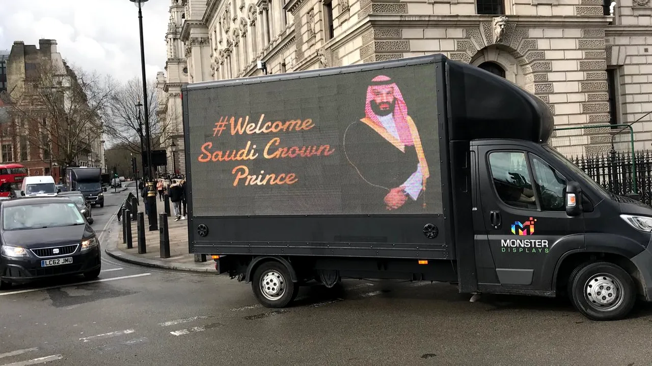 Regina Angliei, la masă cu Prințul Haosului