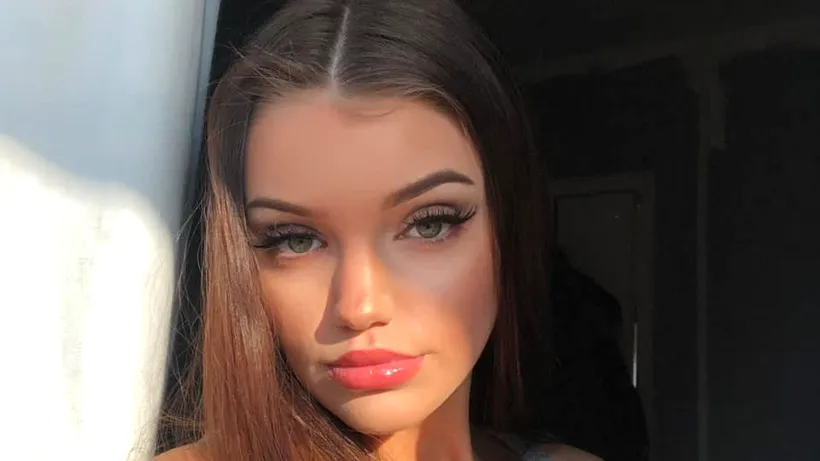 Un fotomodel în vârstă de 21 de ani a avut parte de o moarte stupidă, într-o cameră de hotel din Liverpool. Tânăra a confundat ușa de la toaletă cu un dulap, care a căzut peste ea