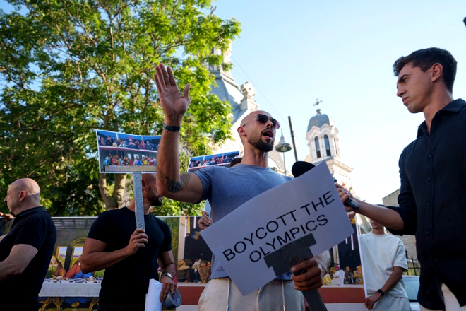 Andrew Tate a boicotat ceremonia olimpică la București, la ambasada Franței. Sursa Foto: Profimedia 