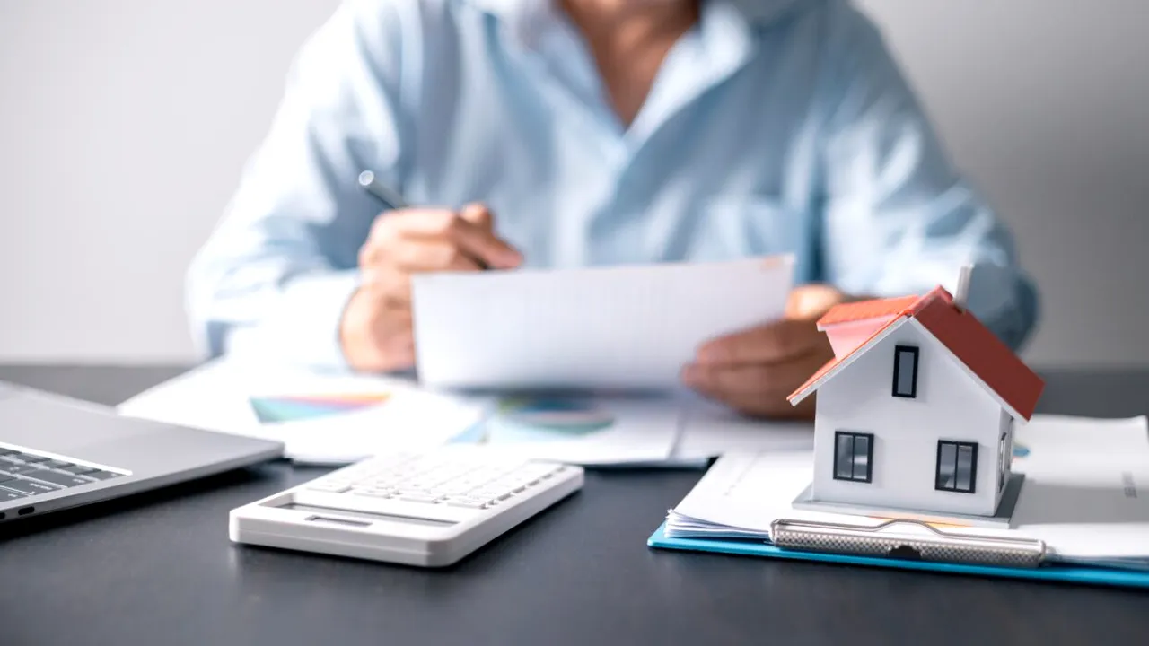 Doi ieșeni au ajuns în instanță, după ce au achitat 22% dintr-un credit pentru apartament, deși plătesc rate de 17 ani. Care este motivul