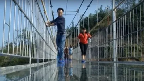 Cel mai mare pod de sticlă, inaugurat în China. Imagini spectaculoase. VIDEO