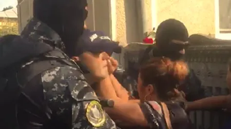 Cazul din Caracal  | Jandarmii, la familia Melencu pentru a pune în executare mandatul DIICOT / Mama și bunicul Luizei duși la spital, după ce li s-a făcut rău / Birchall, mesaj pentru Bănilă VIDEO
