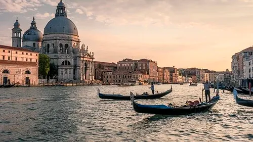 Italia renunţă de miercuri la restricţiile anti-COVID impuse turiştilor la intrarea în țară