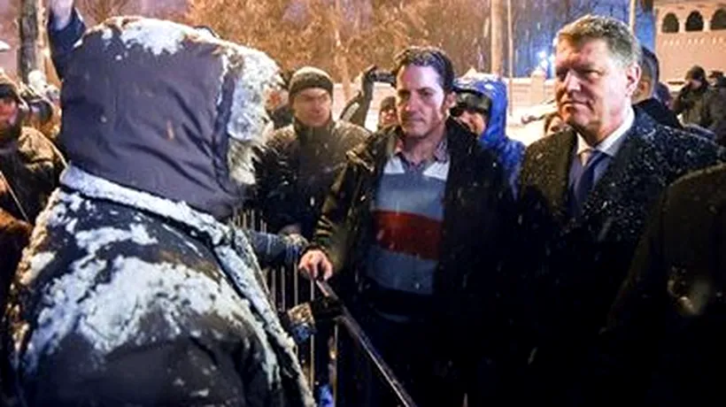 Președintele s-a tras în poză cu protestatarii de la Cotroceni