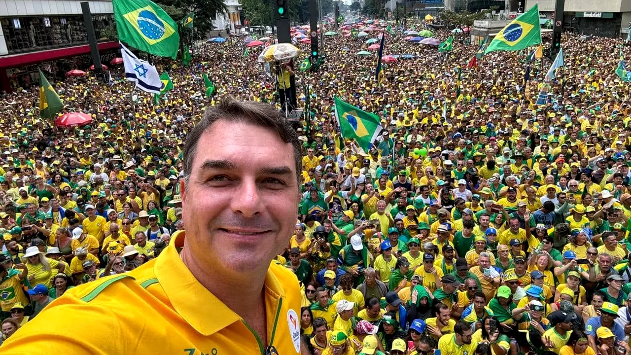 Flavio Bolsonaro, suspectat că a fugit din țară prin Argentina după ce a pierdut alegerile prezidențiale din Brazilia. Este vizat într-un dosar de corupție și spălare de bani