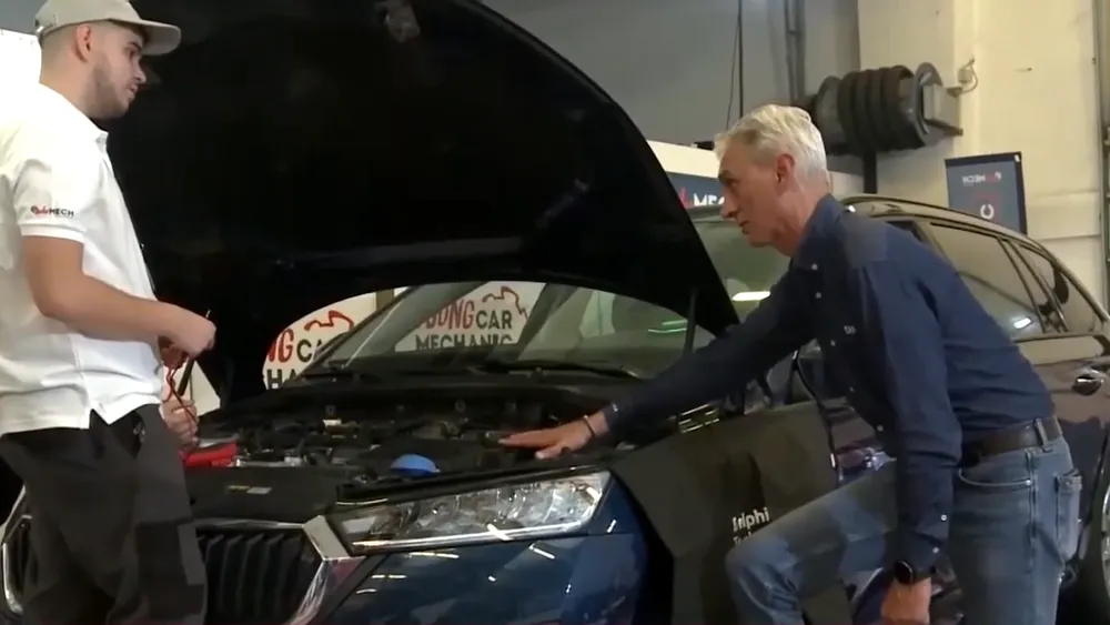 Meseria de mecanic auto este tot mai cerută pe piața muncii din România. Mulți tineri vor deja o CARIERĂ în acest domeniu