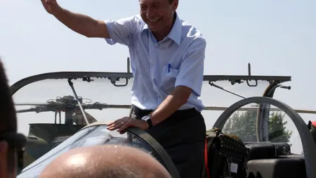 Băsescu zboară cu avionul lui Țiriac