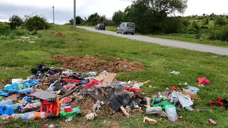 Drumurile naționale, pline de gunoaie. Românii aruncă pe marginea șoselelor tot ce nu le mai trebuie