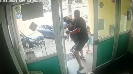 Scene șocante în fața unul bloc din București. O mamă a fost mutilată de un vecin, chiar în fața fetiței sale (VIDEO)