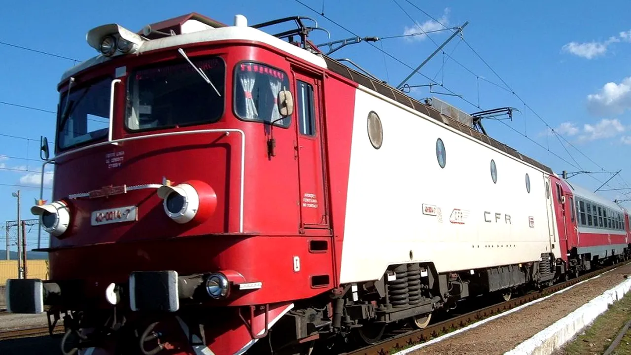 Mașină spulberată de tren, în Timiș. Șoferița a fost transportată inconștientă la spital