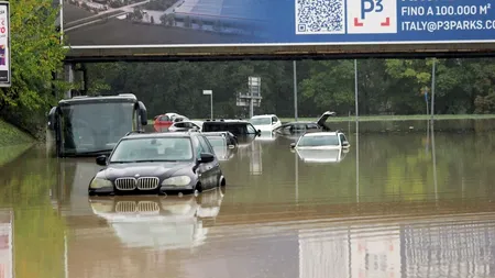 Inundații catastrofale în Italia și în Franța. Locuitorii din Sicilia s-au refugiat pe acoperișuri ca să nu fie luați de viitură
