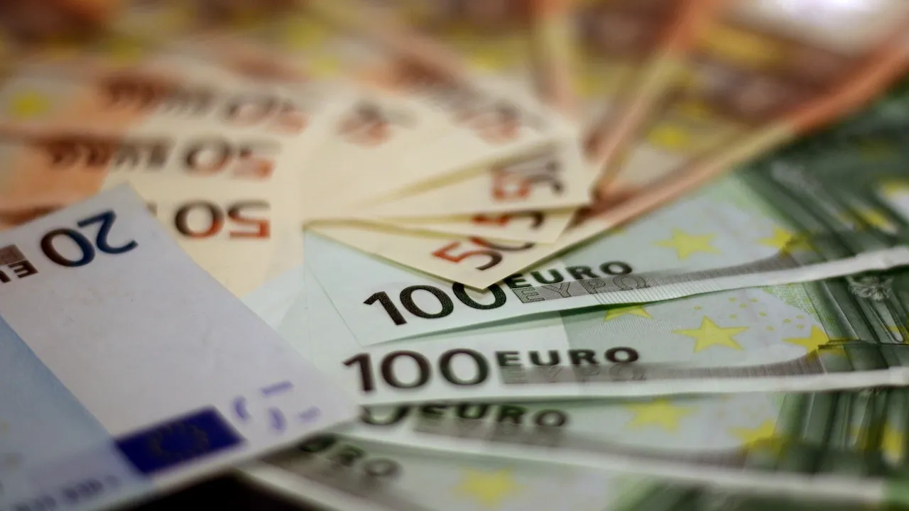 O familie de italieni acuzați de evaziune fiscală au îngropat 8 milioane de euro în curtea casei. Banii au fost ascunși prin metoda 