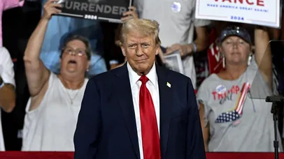 <span style='background-color: #000d68; color: #fff; ' class='highlight text-uppercase'>ALEGERI ÎN SUA</span> TRUMP vorbește de atacul care l-a vizat în Pennsylvania /„Sunt un om mai credincios”