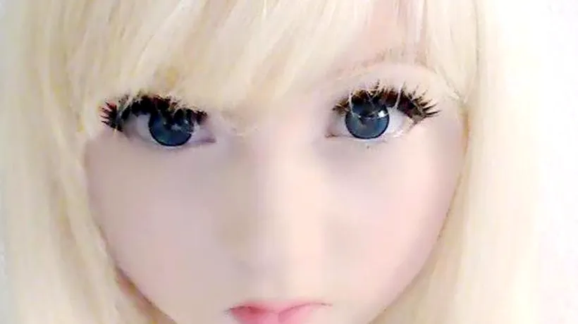 VIDEO. Adolescenta Barbie, fenomen pe internet. Zilnic zeci de mii de persoane îi urmăresc conturile de socializare