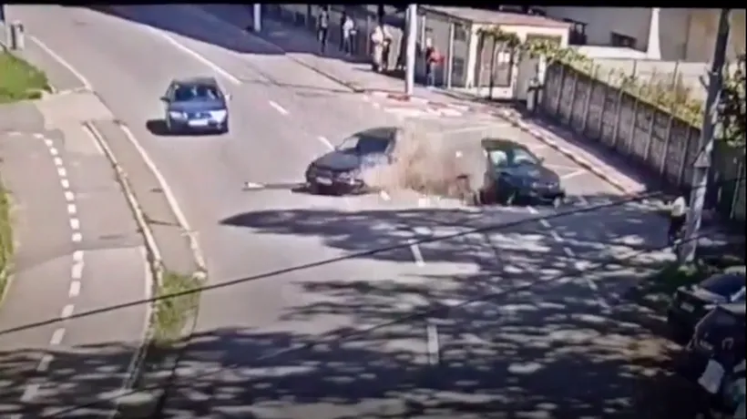 Accident auto lângă ZOO Sibiu, soldat cu trei răniți, surprins de camerele de supraveghere. O femeie a fost lovită pe trotuar (VIDEO)