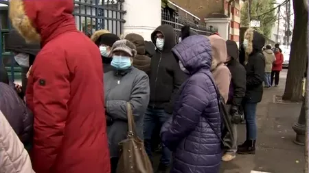 FOTO. Habar nu au pentru ce se îmbulzesc în fața Institutului Cantacuzino. “Am văzut că au ieșit niste pastile pentru COVID” / “Vedem noi dacă e bun sau nu!”