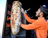 Hoții au ajuns să fure și scaunele din șaormerii. Un proprietar le promite shaorma GRATIS pe viață celor care ajută la prinderea făptașilor