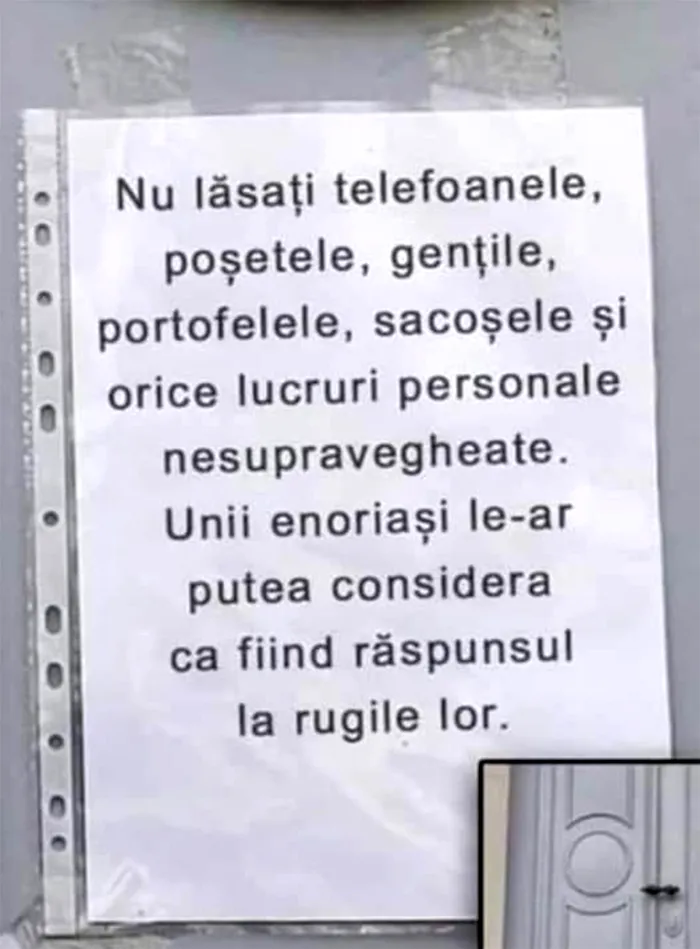 Bancul de duminică | Afiș la intrarea în biserică