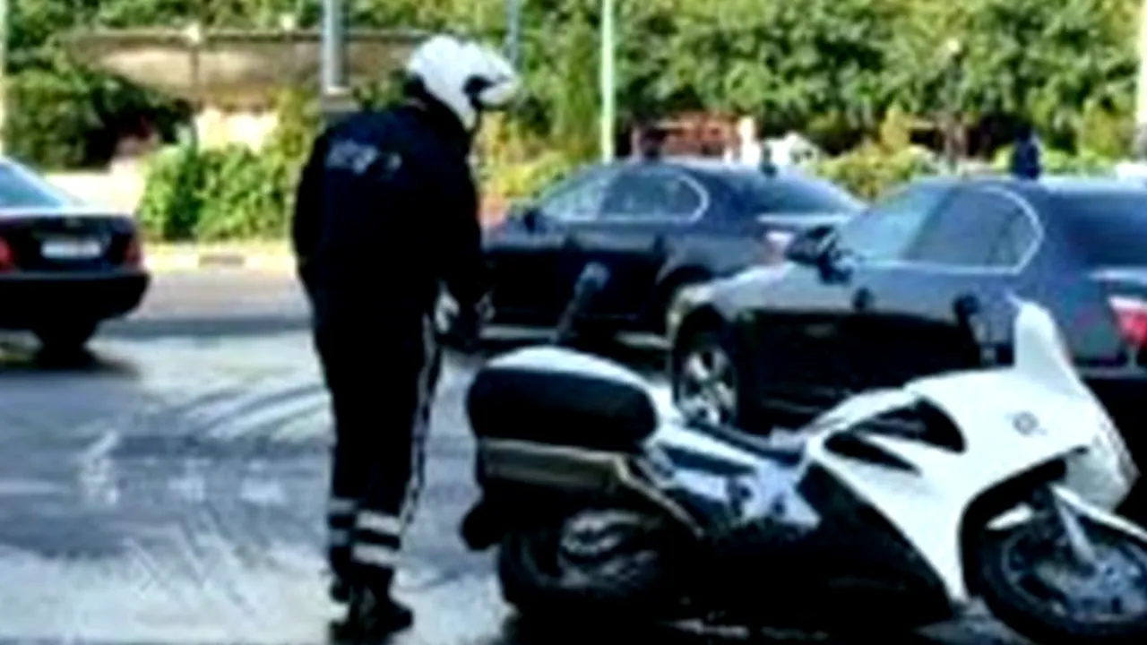 Incident la vizita lui Hollande: un polițist din coloana oficială a căzut de pe motocicletă