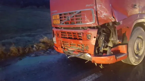 Accident în Prahova | Un camion încărcat cu bitum s-a ciocnit cu o mașină - FOTO