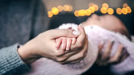 Categoria de părinți care ar urma să primească MAI MULȚI bani începând din octombrie 2023