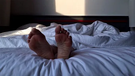 O femeie de 62 de ani s-a trezit noaptea cu un bărbat necunoscut, în patul ei. Cum a reacționat și ce s-a întâmplat, de fapt