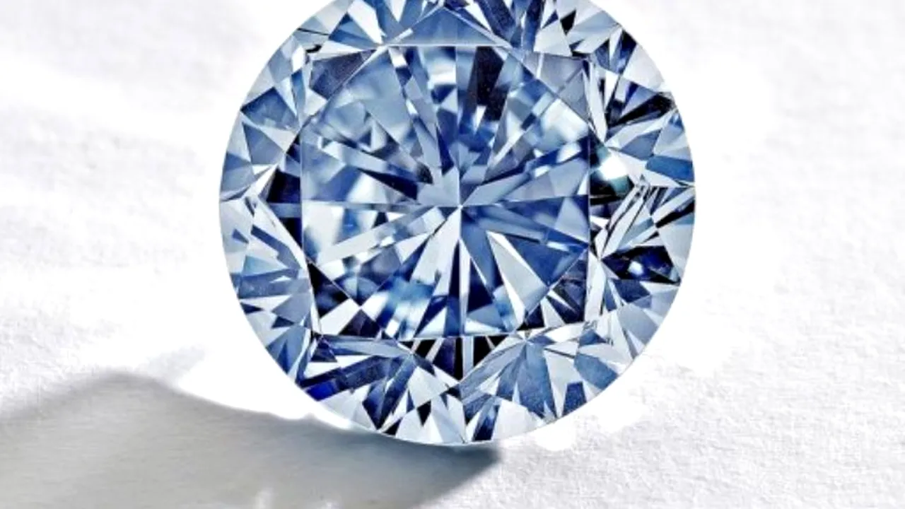 Un diamant albastru foarte rar, estimat la 20 de milioane de dolari, scos la licitație la Hong Kong