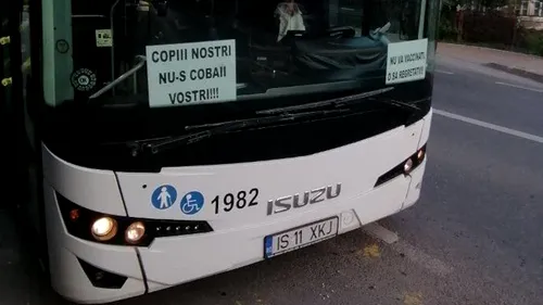 Un șofer de autobuz din Iași riscă să fie concediat, după ce a lipit afișe antivaccinare în parbriz