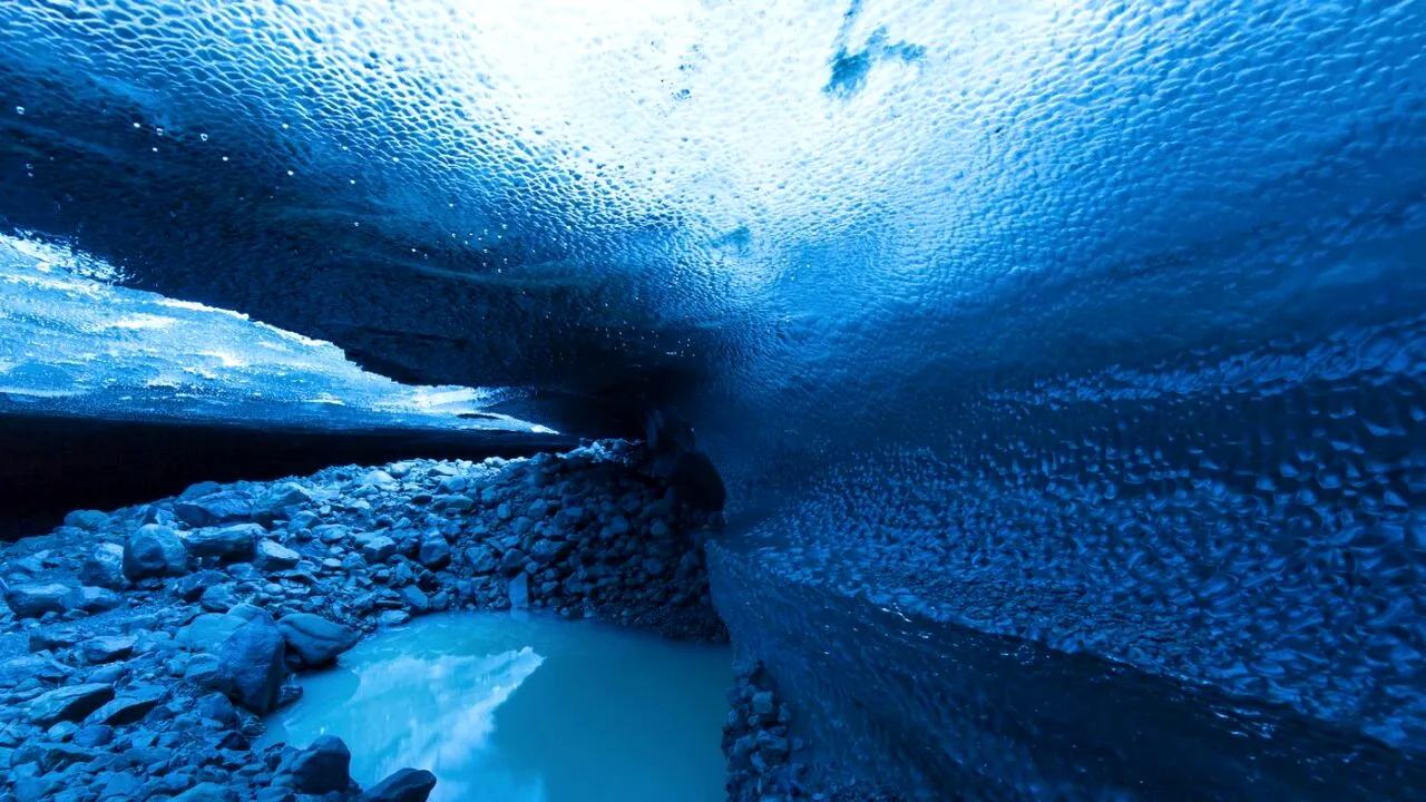 O peșteră de gheață s-a prăbușit în Islanda. Cel puțin o persoană a murit și alte două sunt date dispărute