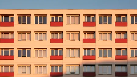 Incident șocant în Ploiești: O adolescentă de 14 ani a SĂRIT de la etaj, deoarece, spune ea, a visat că este urmărită