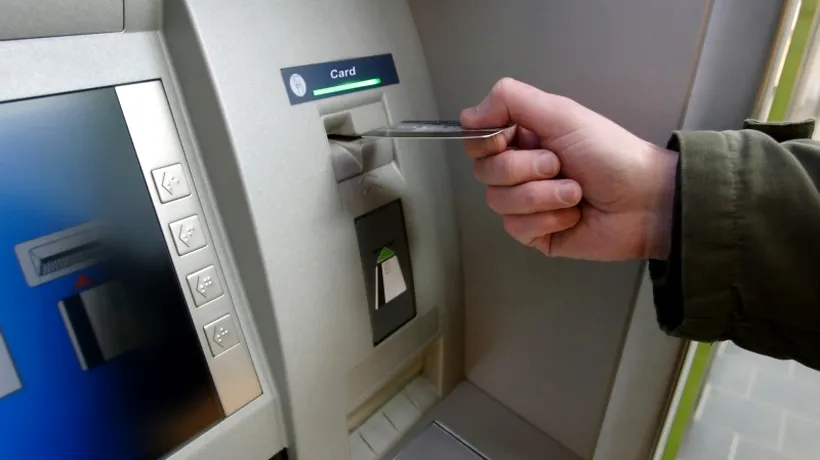 Ce comisioane percep băncile românești atunci când scoți bani de pe card în străinătate