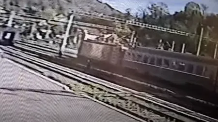 VIDEO: Accident feroviar într-o gară din Bistrița Năsăud / O angajată CFR a ajuns la spital, după ce o locomotivă a lovit un tren de călători