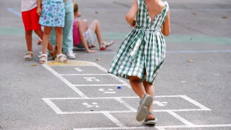 Adolescent acuzat că A VIOLAT o fetiță, reținut de polițiști. Mama victimei a sunat la 112 după ce minora i-a povestit ce a pățit la locul de JOACĂ