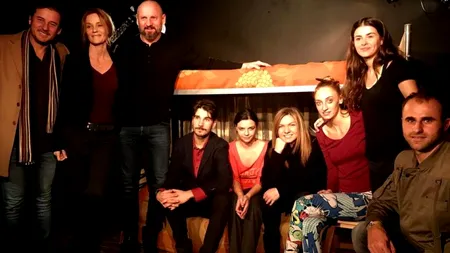 Simona Halep, pe scenă, alături de actorii din ”Stă să plouă”. Dramaturgul Lia Bugnar: ”Toată lumea îi cere să facă poză, toată lumea vrea o bucățică din ea”